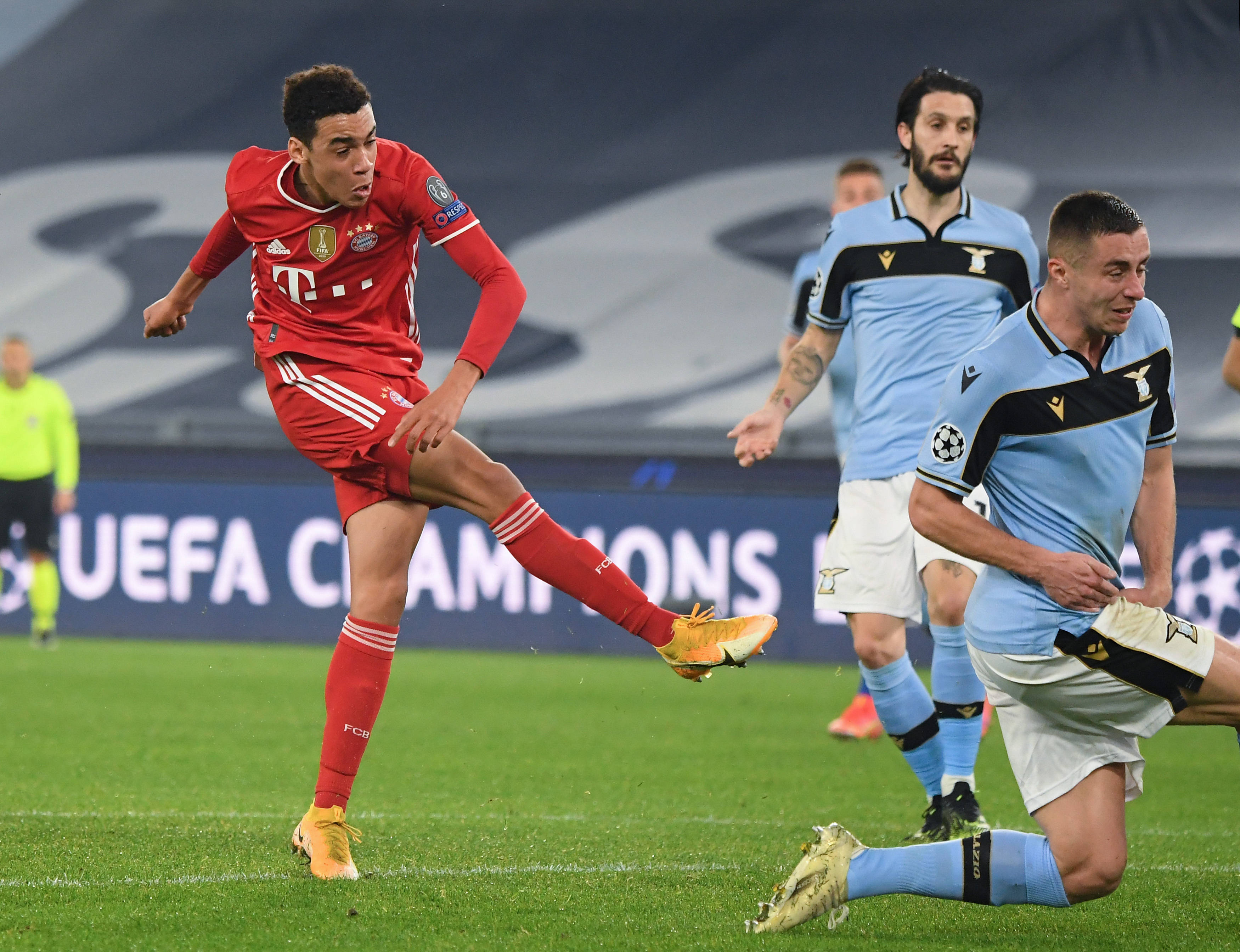 亚博体育包含战术调整引发热议!,凯恩在拜仁比赛中重要助攻比赛高潮迭起的词条