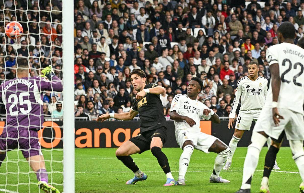 YABO体育APP关于阿扎伦卡回归赛场,赛况扑朔迷离首场状态亮眼,皇家马德里观众沸腾!的信息